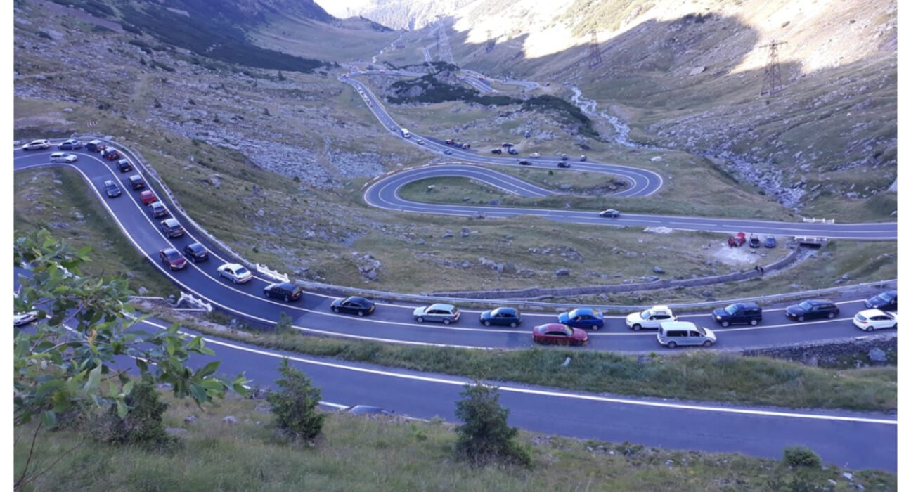 Viitură pe Transfăgărășan, zeci de autoturisme sunt blocate