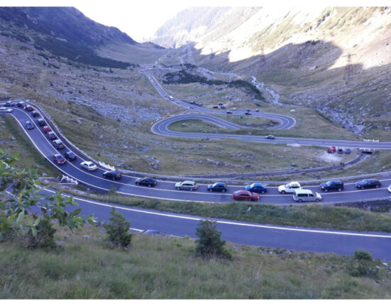Viitură pe Transfăgărășan, zeci de autoturisme sunt blocate