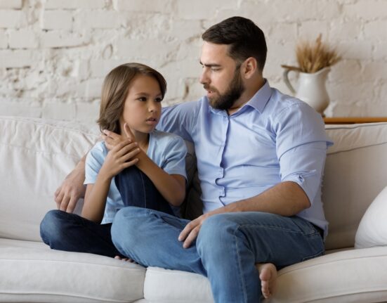 Copilul răspunde nepoliticos? Trucuri pe care le pot aplica părinții când trec prin astfel de situații