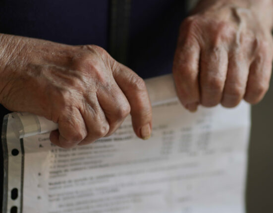 Schimbări majore la Pilonul II de pensii: Românii nu-și vor mai putea retrage toți banii deodată după pensionare, cu o excepție / Primele reacții