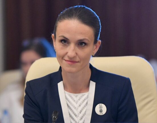 Românii din Cernăuți cer sprijin pentru salvarea școlilor cu predare în limba română. Răspunsul Oanei Țoiu