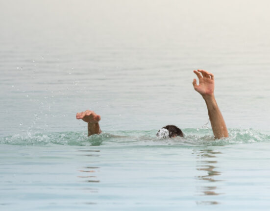 Mărturie cutremurătoare a unei tinere salvate de la înec de un polițist român aflat în concediu, în Creta: În acea clipă critică, doar el a făcut asta!