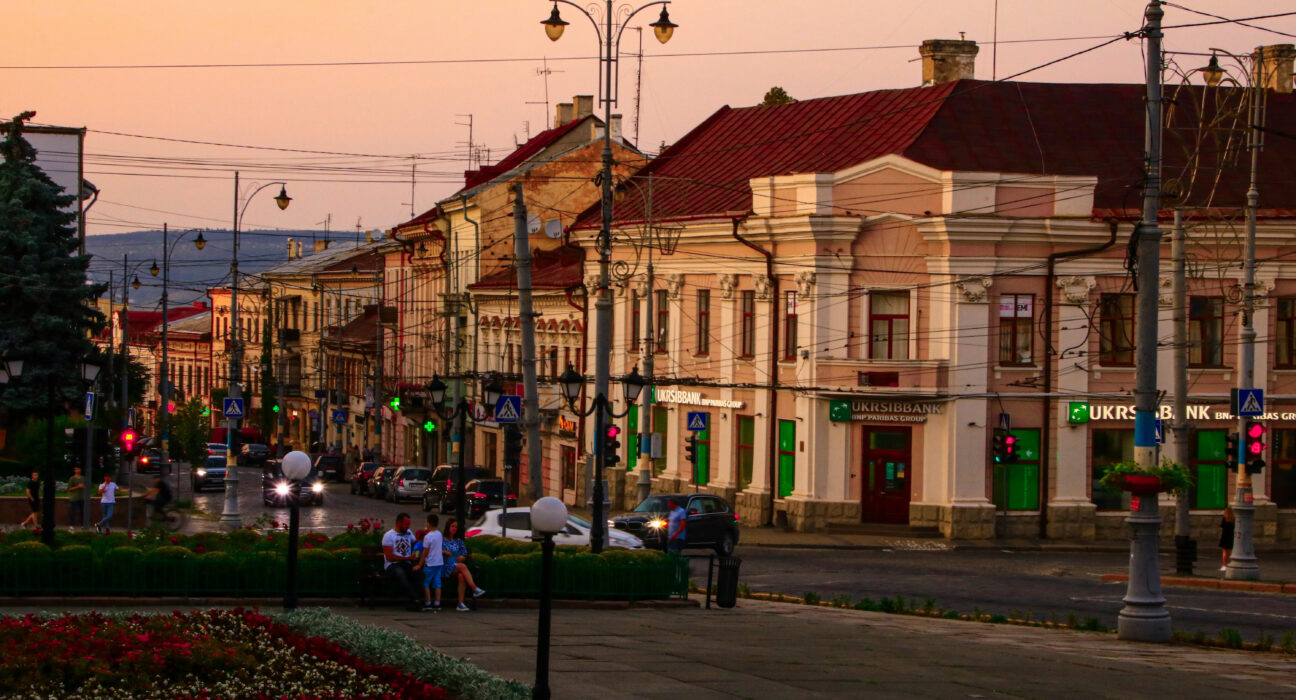 Românii din Cernăuți fac apel la Țoiu ca Ucraina să nu le închidă școlile românești: Dacă nu vom avea şcoală, nu vom avea nici biserică, nici identitatea noastră