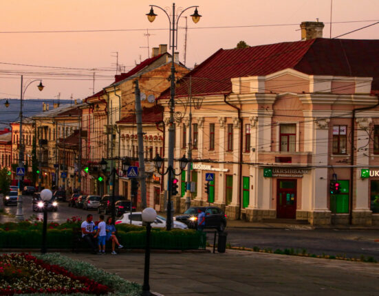 Românii din Cernăuți fac apel la Țoiu ca Ucraina să nu le închidă școlile românești: Dacă nu vom avea şcoală, nu vom avea nici biserică, nici identitatea noastră