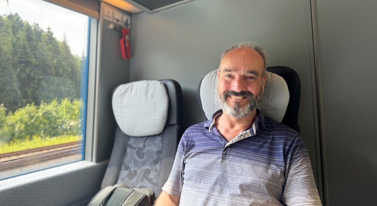 „Ca și cum ai fi pășit într-o altă lume”. Impresiile unui britanic, cunoscut pentru ghidurile feroviare din Europa, despre călătoria sa cu trenul în România