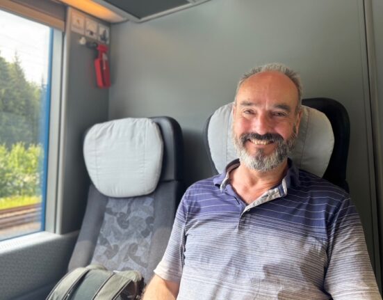 „Ca și cum ai fi pășit într-o altă lume”. Impresiile unui britanic, cunoscut pentru ghidurile feroviare din Europa, despre călătoria sa cu trenul în România