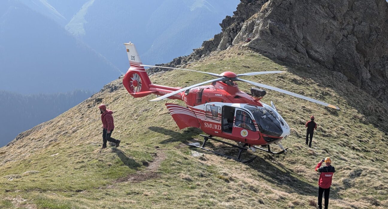 Intervenție Salvamont. Un bărbat a „căzut aproximativ 100 de metri în Spintecătura Moldoveanu”