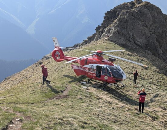 Intervenție Salvamont. Un bărbat a „căzut aproximativ 100 de metri în Spintecătura Moldoveanu”