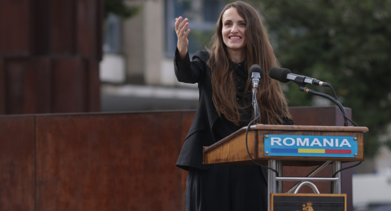 „Scena de film” cu Oana Țoiu la Salzburg a stârnit un val de comentarii. Internauții au crezut că pozele sunt făcute cu inteligența artificială