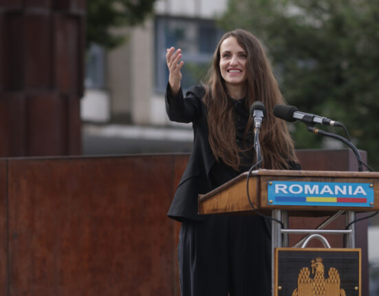 „Scena de film” cu Oana Țoiu la Salzburg a stârnit un val de comentarii. Internauții au crezut că pozele sunt făcute cu inteligența artificială