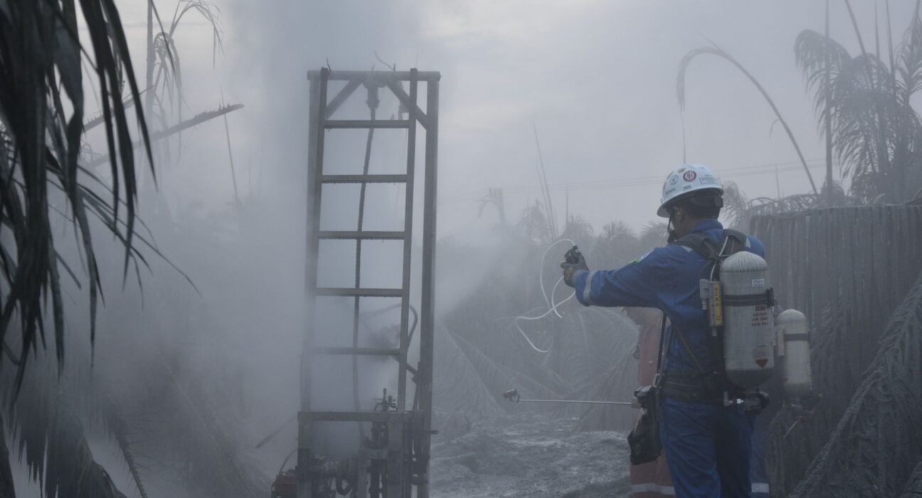 Incendiu la o fabrică de clor din sudul Franței. Locuitorii din zonă, sfătuiți să rămână în case