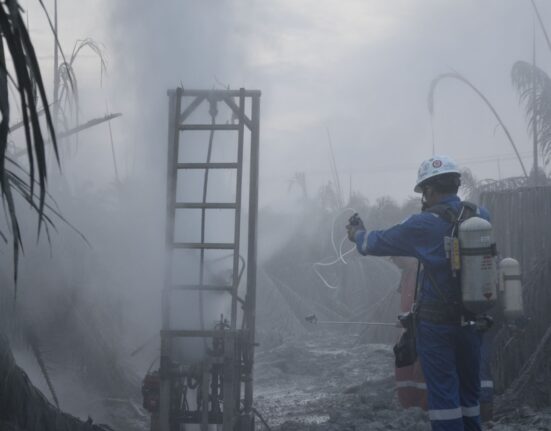 Incendiu la o fabrică de clor din sudul Franței. Locuitorii din zonă, sfătuiți să rămână în case