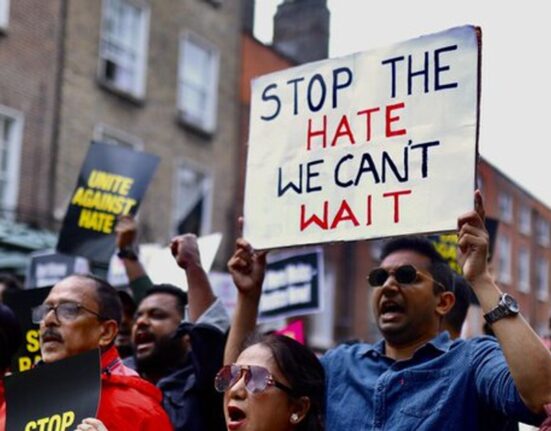 Indieni bătuți și umiliți pe străzile din Irlanda, într-un val de atacuri rasiste împotriva imigranților