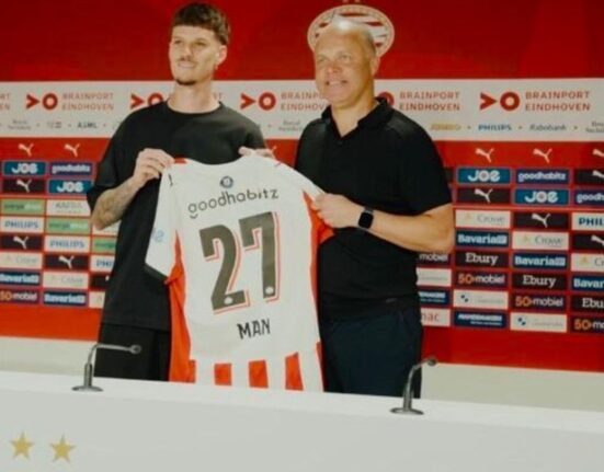 Gafa făcută de Dennis Man în momentul prezentării la PSV Eindhoven. Internaționalul și-a omis înaintașii