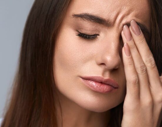 Obiceiul aparent inofensiv care poate afecta grav vederea. Specialiștii avertizează: „Trebuie să vă opriți”