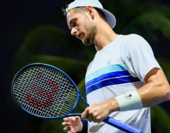 Un jucător de tenis a fost descalificat la un turneu din Grecia pentru că a făcut duș la pauză