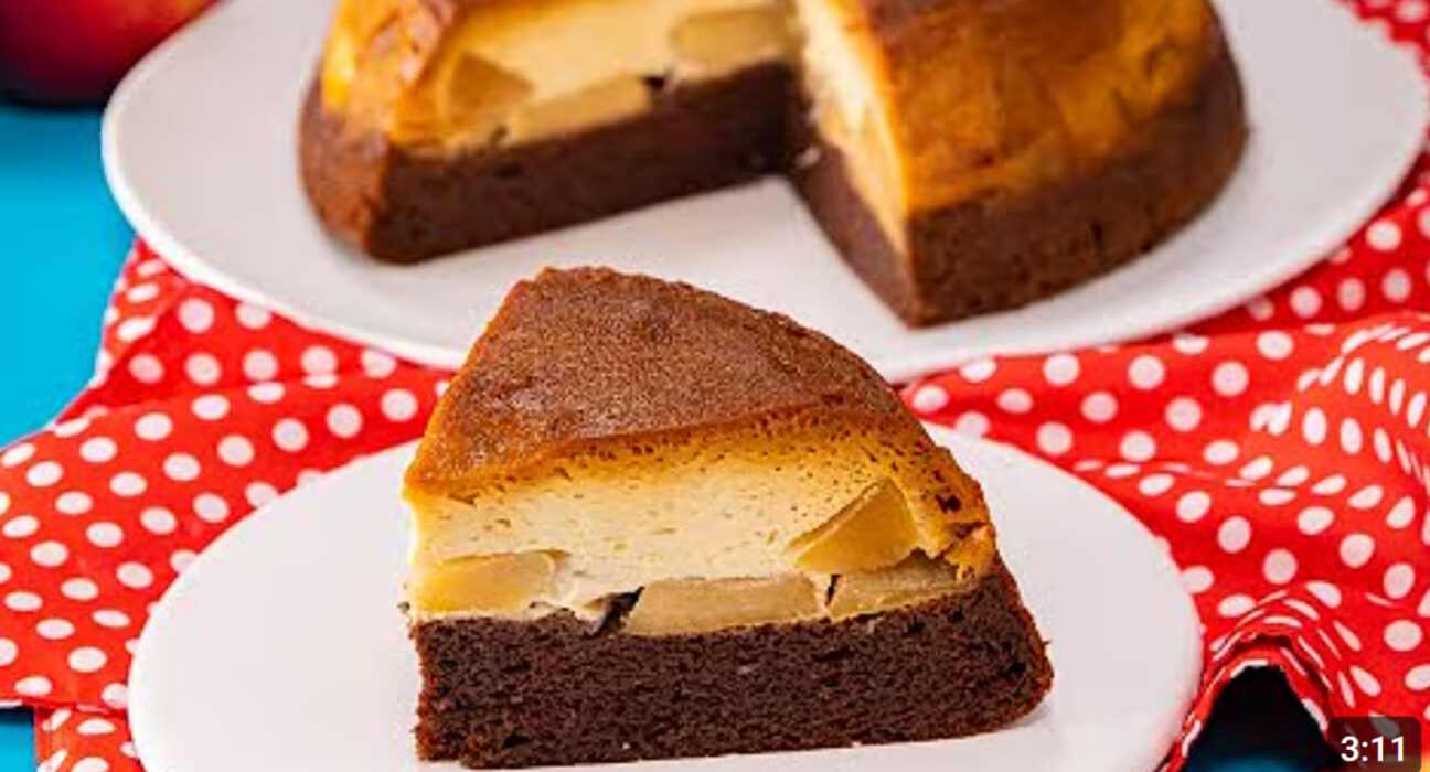 Tort de mere cu cremă de zahăr ars: desertul care încântă întreaga familie
