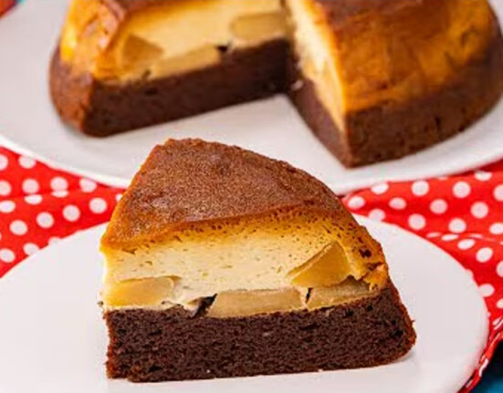 Tort de mere cu cremă de zahăr ars: desertul care încântă întreaga familie