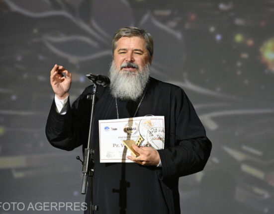 Spunem vineri „La mulți ani”, de Adormirea Maicii Domnului? Părintele Vasile Ioana vine cu răspunsul