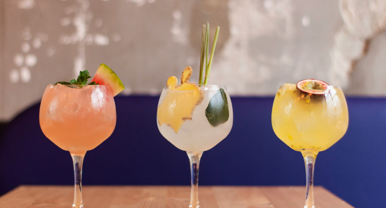 Răsfață-te cu o băutură rece de Sfânta Maria. Două rețete de cocktailuri delicioase, cu și fără alcool, perfecte pentru weekendul prelungit