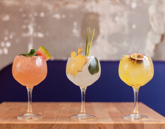 Răsfață-te cu o băutură rece de Sfânta Maria. Două rețete de cocktailuri delicioase, cu și fără alcool, perfecte pentru weekendul prelungit