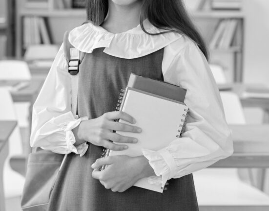 Invenție uimitoare făcută de o elevă: Cum a realizat o pătură termică cu energie solară pentru persoanele fără adăpost