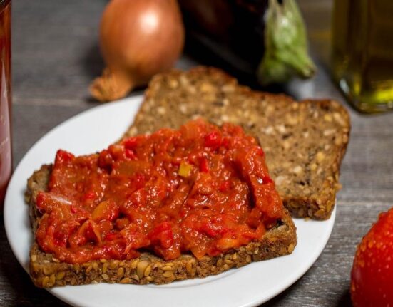 Rețea perfectă pentru toamnă. Cum să prepari zacuscă cu dovlecei și vinete