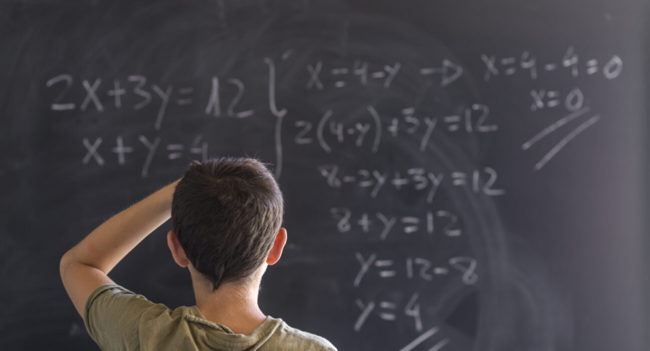 Ministerul Educației comasează școli, dar tace mâlc la problemele reale din învățământ