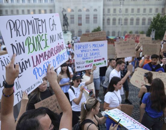 Critici de la vârful PSD, după ce Daniel David le-a spus studenților să-și ia joburi part-time. „Viața în București sau Cluj este obscen de scumpă”