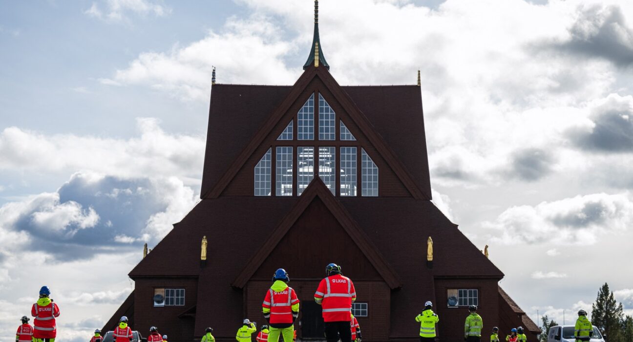 FOTO Operațiune spectaculoasă de mutare a unei clădiri emblematice pentru Suedia. Drumul de 5 km a durat două zile