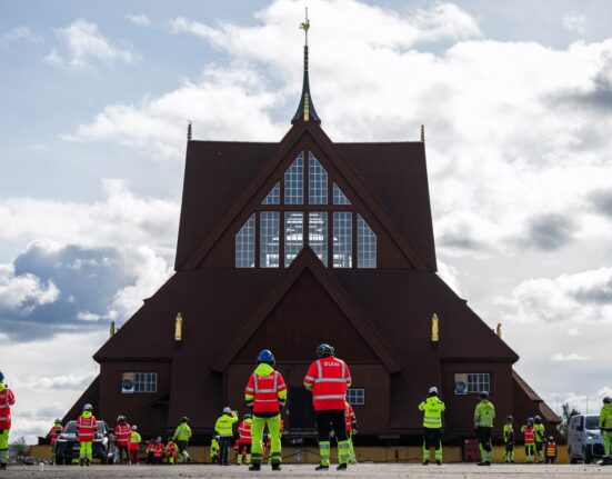 FOTO Operațiune spectaculoasă de mutare a unei clădiri emblematice pentru Suedia. Drumul de 5 km a durat două zile