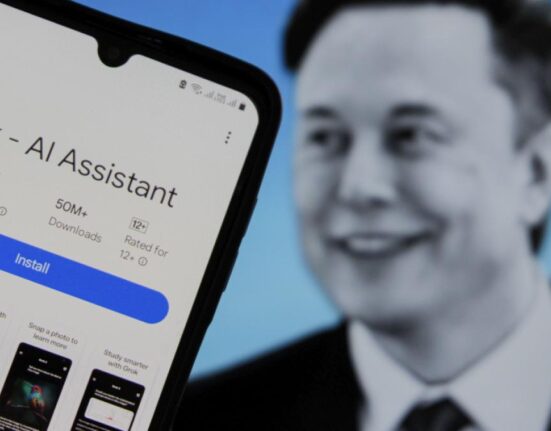 Scandal cu chatbotul lui Elon Musk: Mii de conversații cu Grok, făcute publice fără acordul utilizatorilor