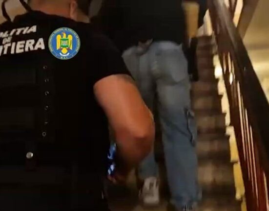 O fabrică clandestină de țigări, descoperită de DIICOT. Era operată de români, moldoveni și ucraineni