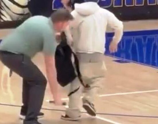 Imagini virale. Un elev care-și atacă profesorul, imobilizat de un polițist cu un procedeu din wrestling