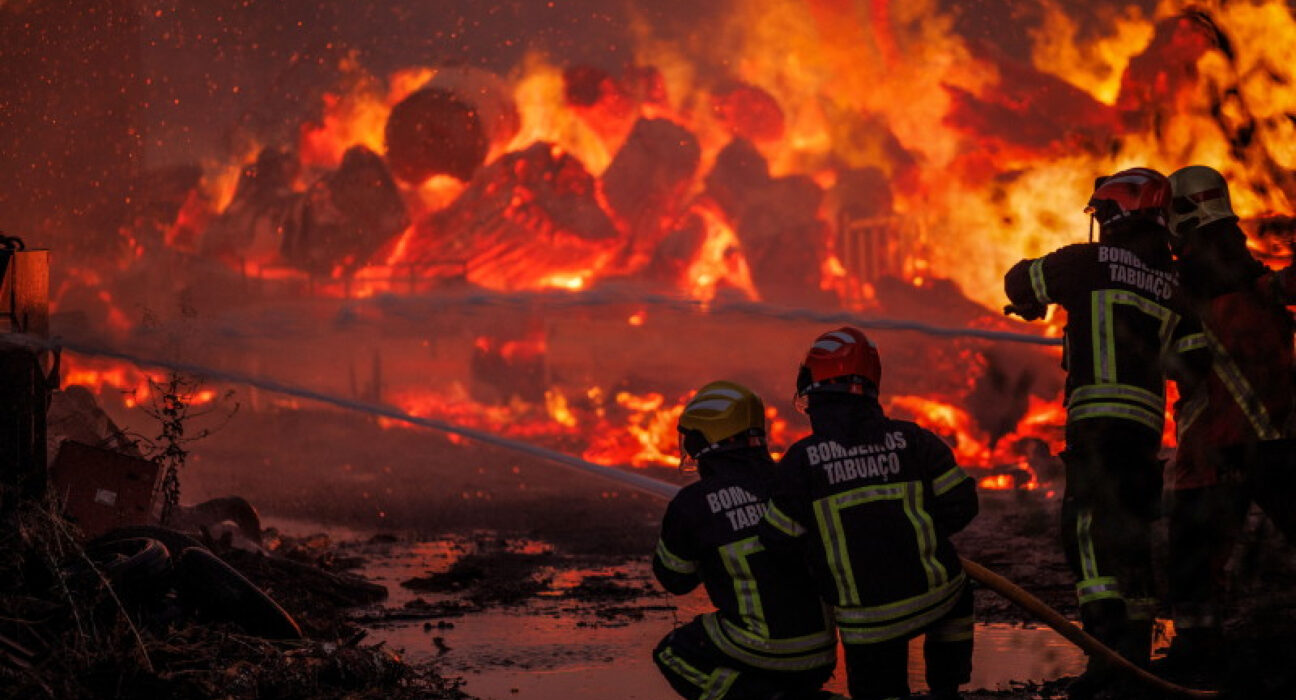 Pompier rănit grav în incendiile de vegetație din Portugalia. Autospecială cuprinsă de flăcări (VIDEO)