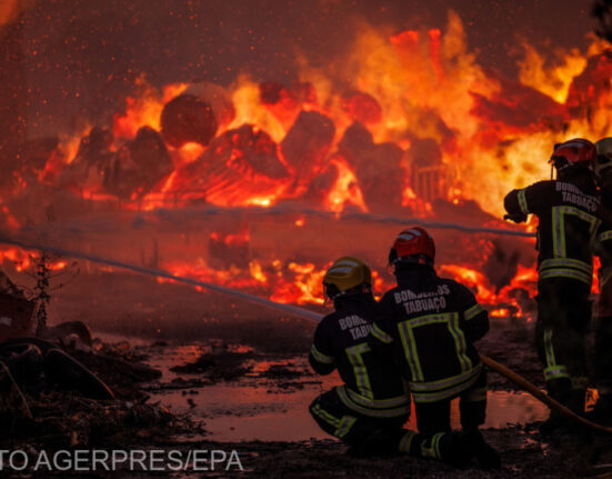 Pompier rănit grav în incendiile de vegetație din Portugalia. Autospecială cuprinsă de flăcări (VIDEO)