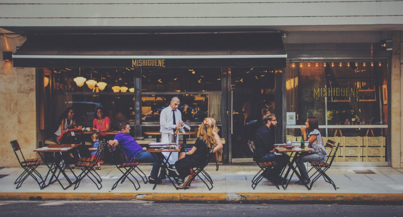 Turiști revoltați în Italia: Într-un bar au fost taxați și pentru muzica din boxe