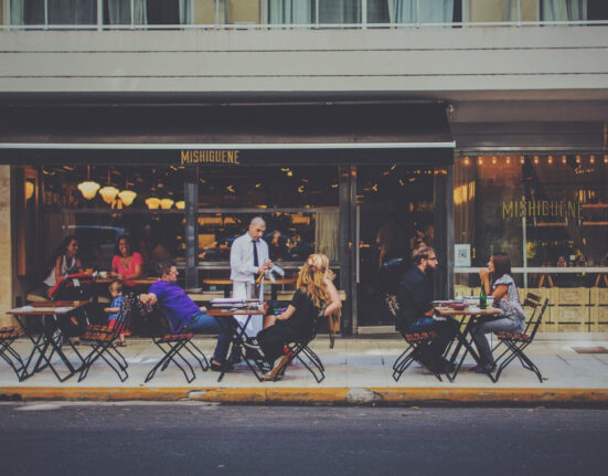 Turiști revoltați în Italia: Într-un bar au fost taxați și pentru muzica din boxe