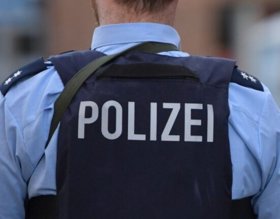 O șoferiță a dansat pe o autostradă, motivând că „traficul a enervat-o”. După ce a blocat circulația două zile, poliția a deportat-o din Germania