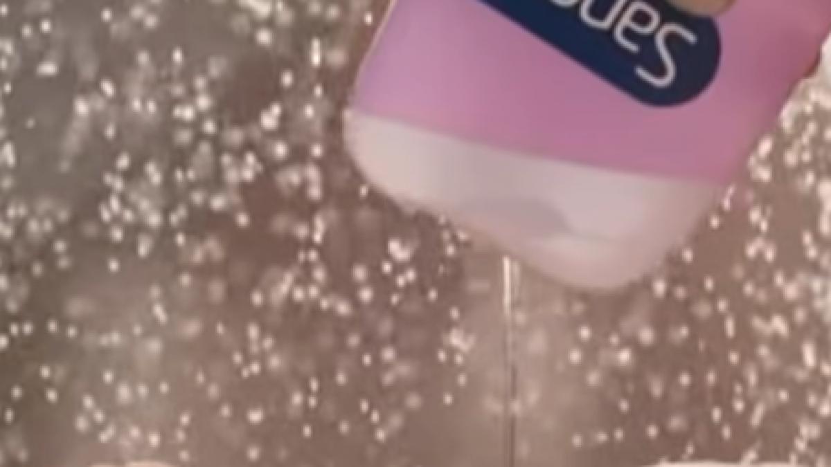 Reclamă la gel de duș, interzisă pentru rasism: pielea albă, prezentată ca „superioară”