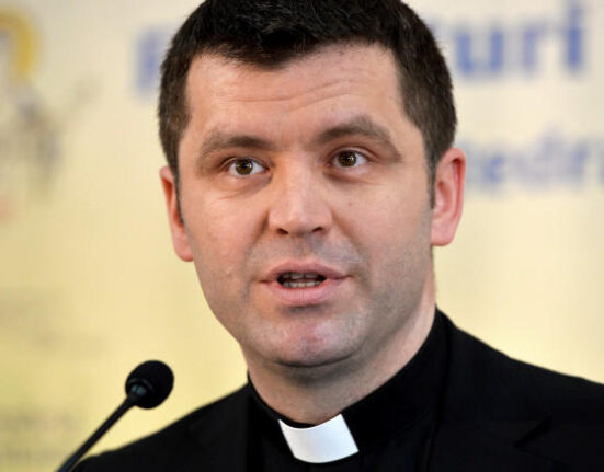 Mesajul și fotografia cu un „un dac neaoş din Nigeria” postate de preotul catolic Francisc Doboș, după ce deputatul AUR Dan Tănase i-a îndemnat pe români să refuze comenzile livrate de străini