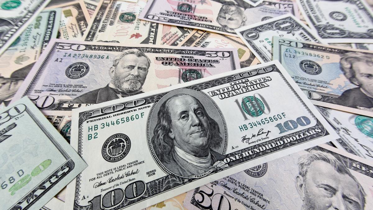 Leul s-a apreciat, luni, în raport cu principalele valute