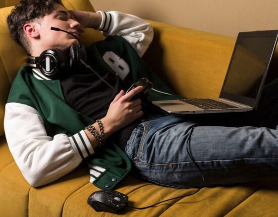 Răutatea în online, noua regulă de socializare. De ce, din spatele tastaturii, alegem atacul în locul dialogului