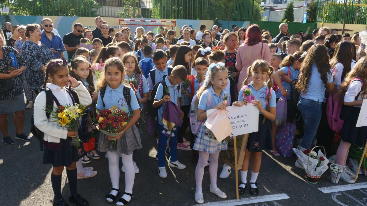 ANPC, mesaj pentru părinții: Evitați să cumpărați uniformele școlare din fibre sintetice și rechizitele fără etichete