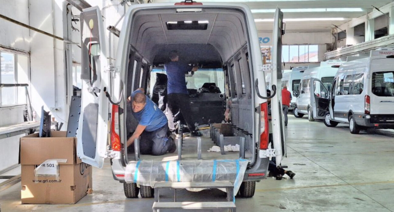 Scandalul microbuzelor electrice la preț dublu, contrazis din toate părțile. Confuzie între cele cu 8 locuri și cele cu 16, dar și la prețurile cu TVA sau fără