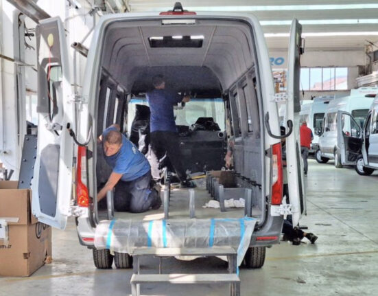 Scandalul microbuzelor electrice la preț dublu, contrazis din toate părțile. Confuzie între cele cu 8 locuri și cele cu 16, dar și la prețurile cu TVA sau fără