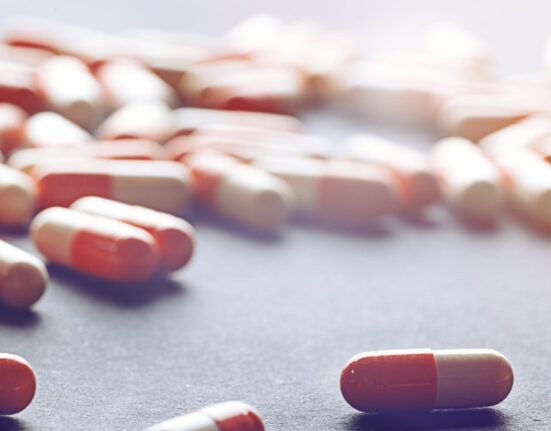 De ce avem farmacii la fiecare colț de stradă? România, pacientul anxios cu geanta plină de pastile