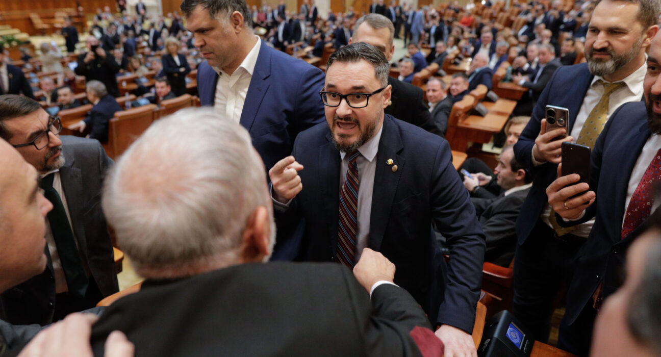 UPDATE: Drept la replică. Reținut pentru 24 de ore! Asta a urmat după îndemnul lui Tănasă (AUR) prin care spunea să refuzăm mâncarea livrată de „muncitori necalificați din Asia și Africa”/video