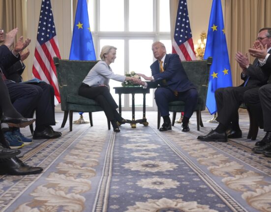 UE face un prim pas pentru implementarea acordului comercial cu SUA, așteptând reducerea taxelor americane pentru mașinile europene