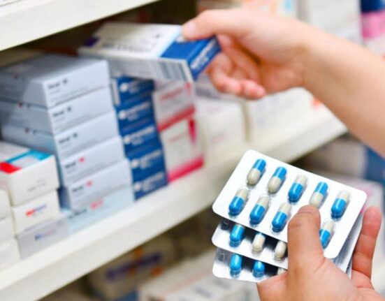 Guvernul lovește din nou în cei mai vulnerabili: peste 10 milioane de români vor plăti mai mult pentru medicamentele necesare